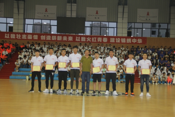 1530192014886080430.jpg 员工联络员授证合影.jpg